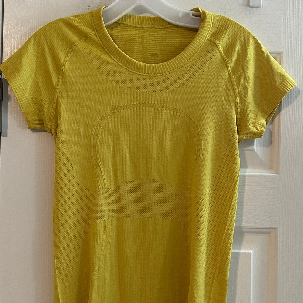 Lululemon Athletica Swiftly Tech Yellow Women’s Size 6 Shirt Top